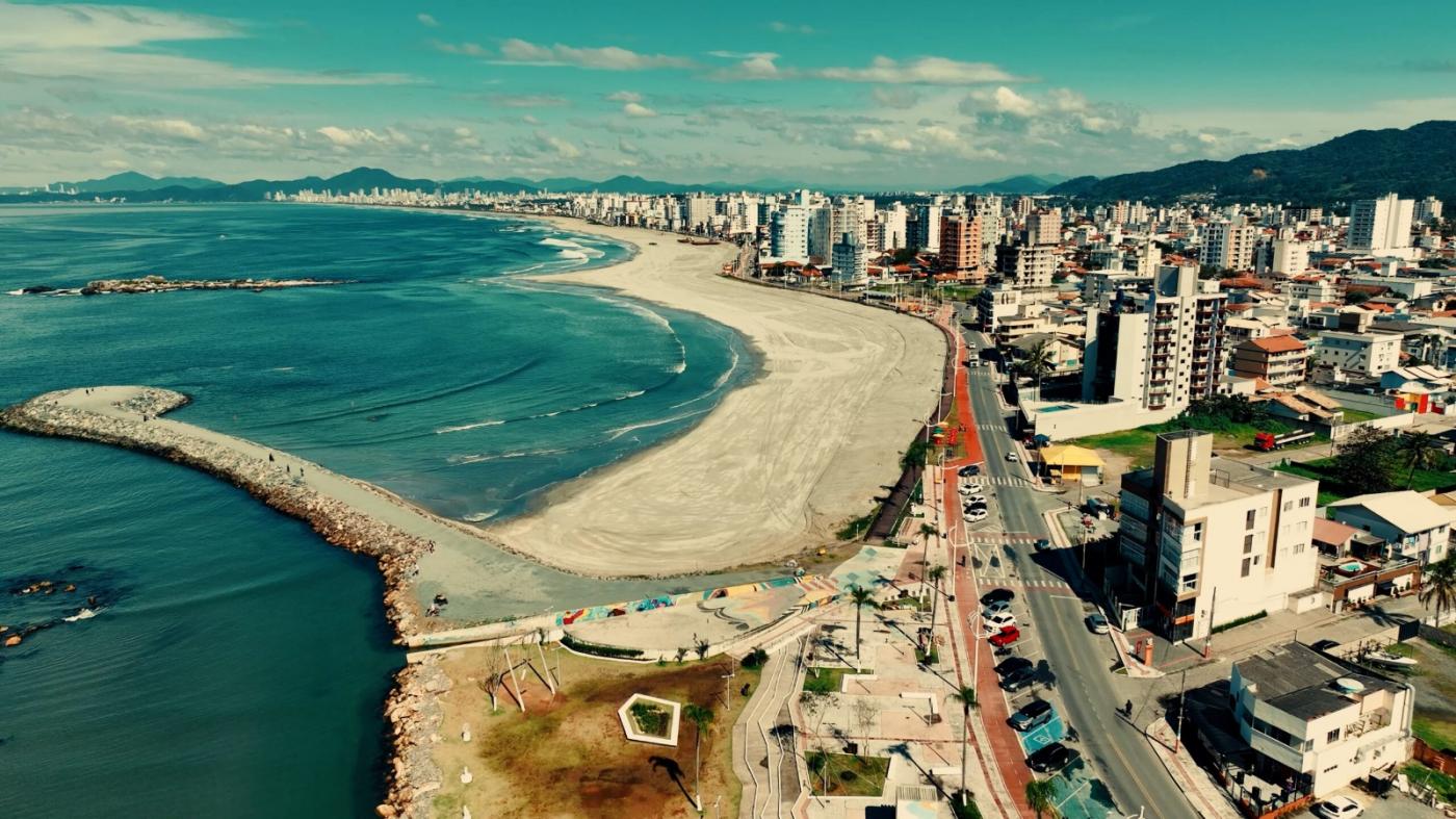 Alargamento da faixa de areia: o que costuma mudar no valor dos apartamentos de frente-mar