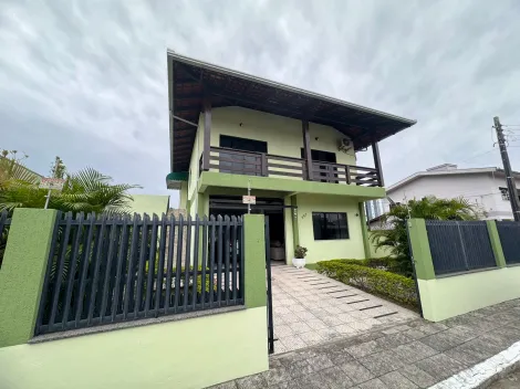 CASA BELÍSSIMA, 04 DORMITÓRIOS, 250M DA PRAIA, NO CENTRO, NAVEGANTES!