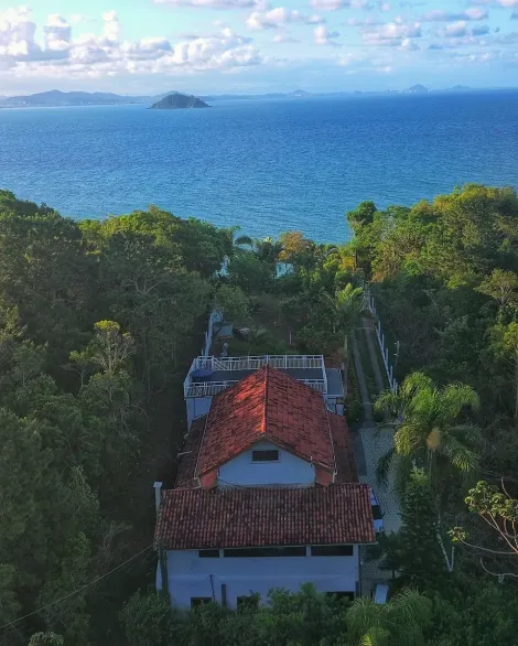 Alugar Casa / Padrão em Penha. apenas R$ 8.000,00